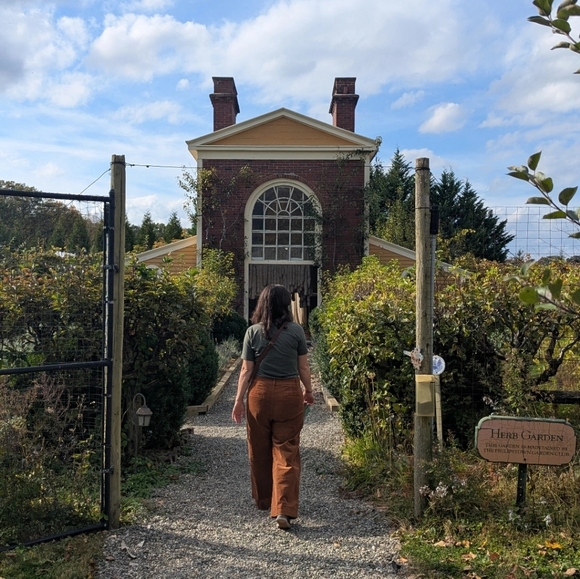 Meet your Posher, Samantha - Picture 2 of 3